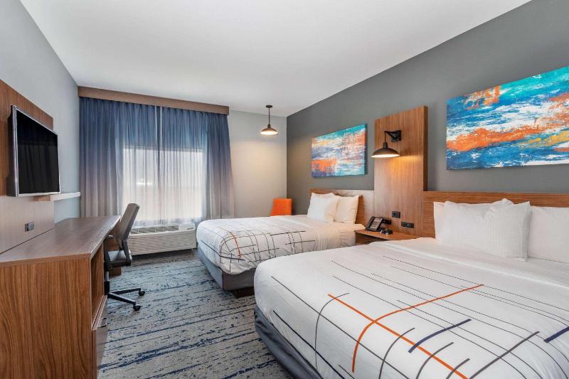 Queen Room with Two Queen Beds - Hearing Impaired Access/Non-Smoking image 4