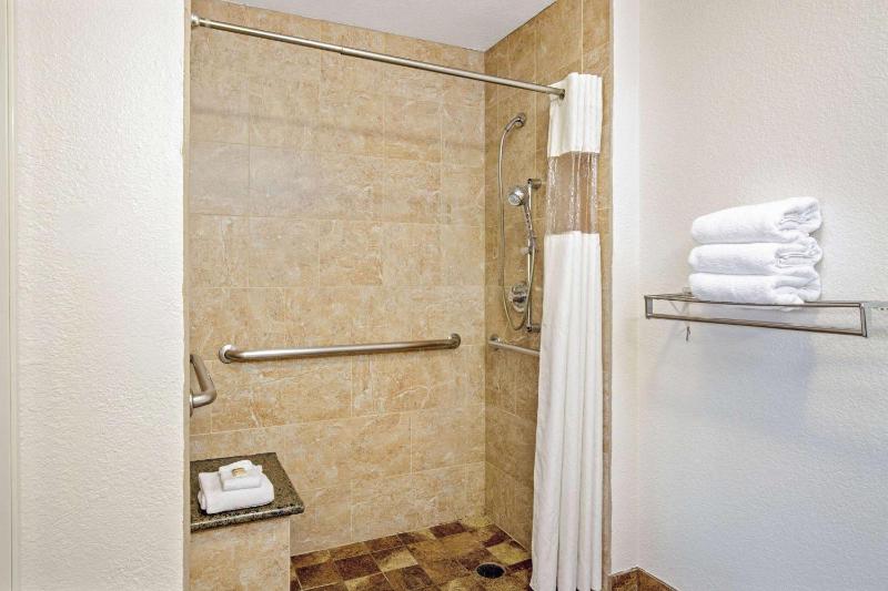 Queen Room - Mobility Access/Non-Smoking image 3