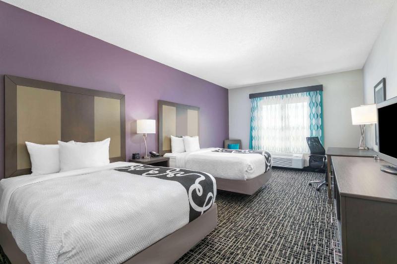 Queen Room with Two Queen Beds image 2