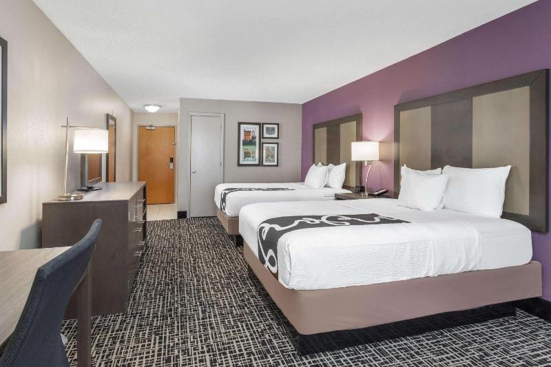 Queen Room with Two Queen Beds and Roll-In Shower - Mobility/Hearing Impaired Accessible/Non-Smoking image 2