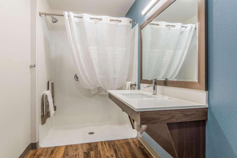 Queen Room - Accessible/Non-Smoking image 2