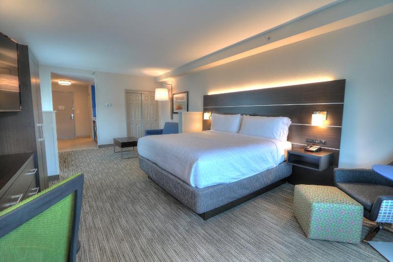Standard King Room with Extra Floor Space image 2