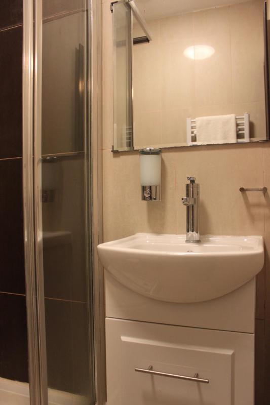 Twin Room image 4