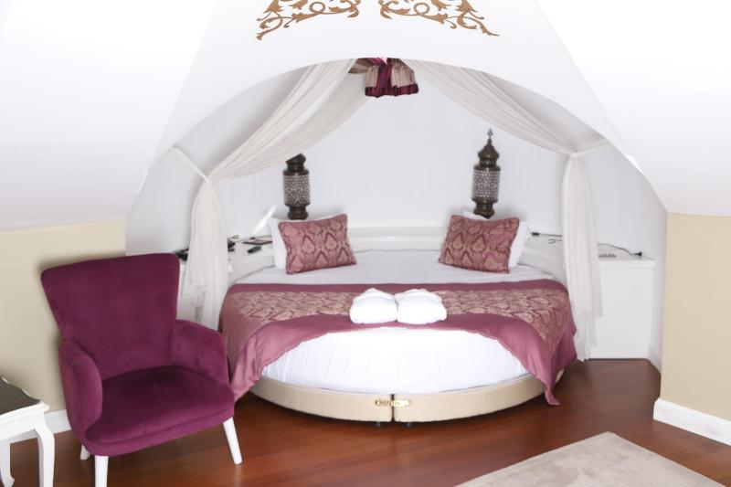 Deluxe King Suite image 3