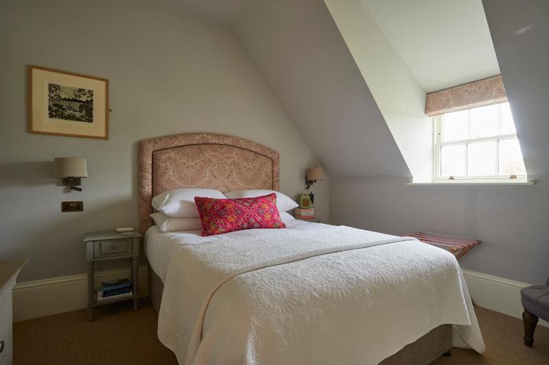 bedroom 6 image 3