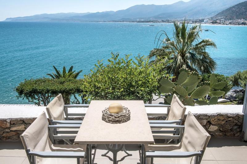 One-Bedroom Suite with Sea View image 3