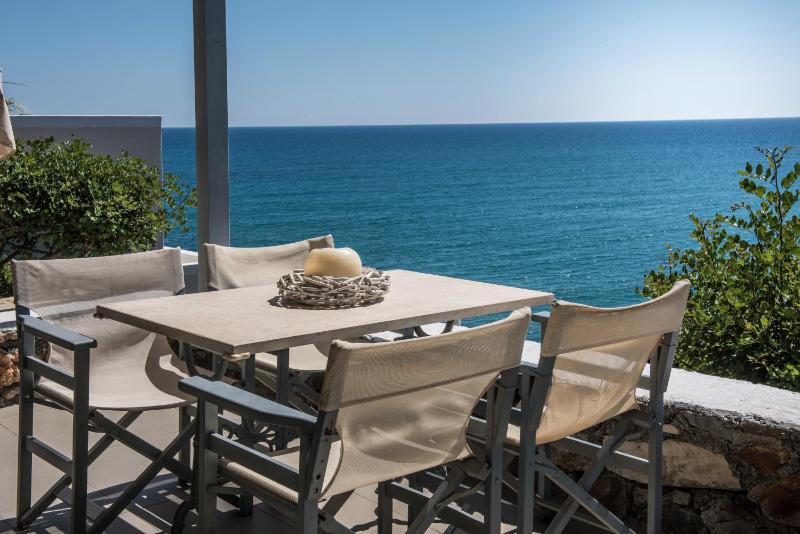 One-Bedroom Suite with Sea View image 2