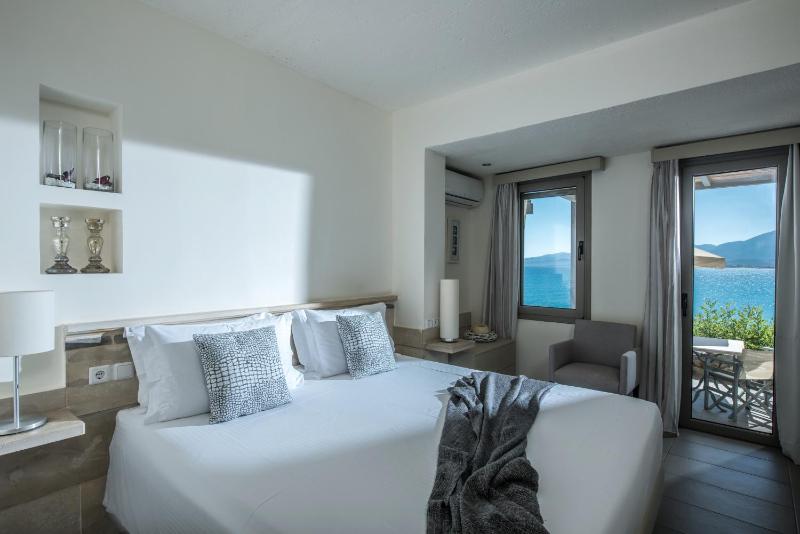 One-Bedroom Suite with Sea View image 1