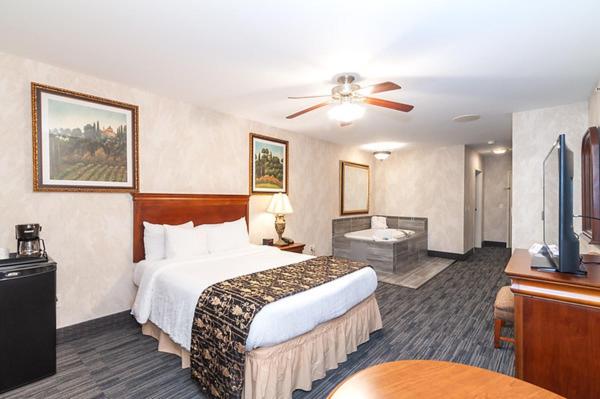 Deluxe King Room with One King Bed, Non-Smoking image 4