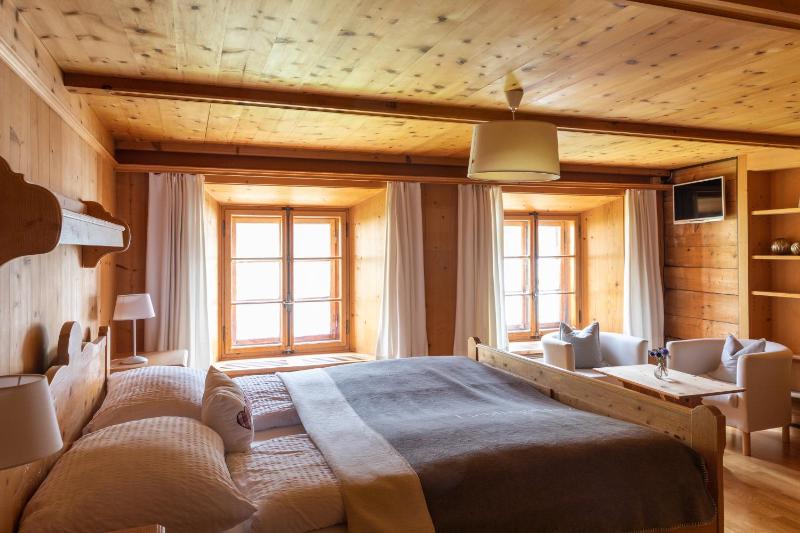Large Romantic Room image 1