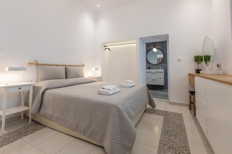 Rooms - Unique staying in Paphos Centre - image 9