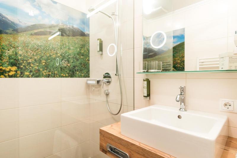 Standard Double or Twin Room with Street View image 3