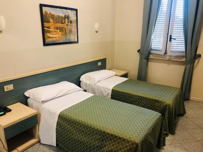 Deluxe Twin Room image 4