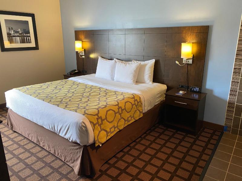 Queen Room with Roll-in Shower - Disabilty Access - Non-Smoking image 1
