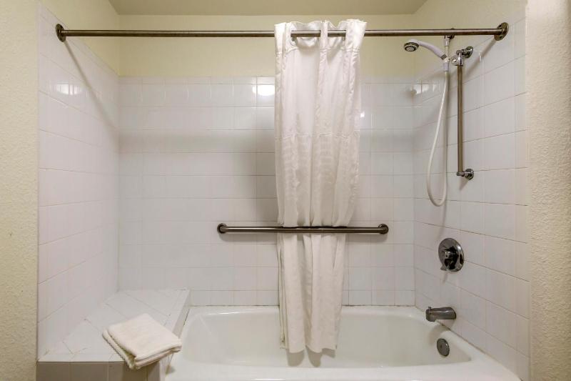 King Room - Accessible/Non-Smoking image 2