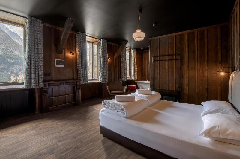 Suite with Mountain View image 4