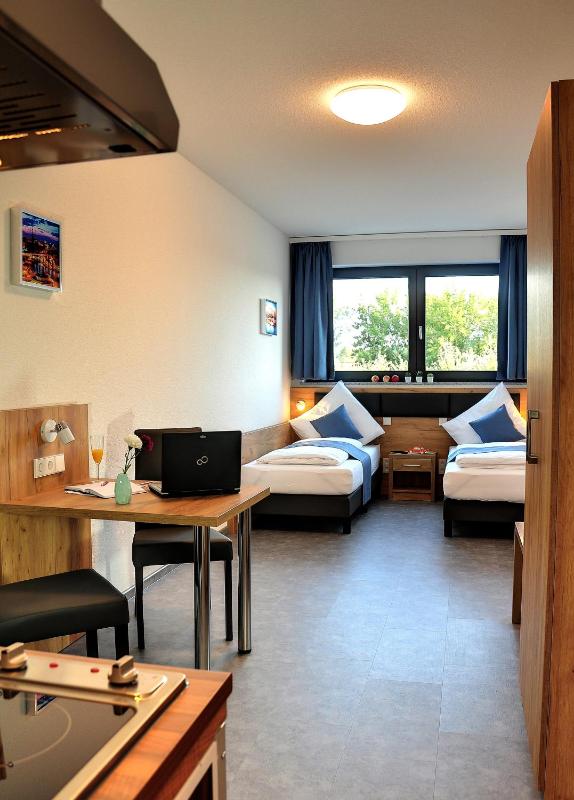 Standard Twin Room image 4