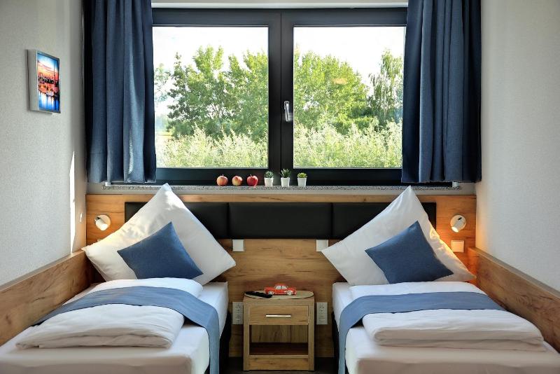 Standard Twin Room image 1