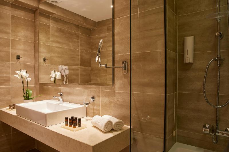 Superior Double or Twin Room with Sea View image 3