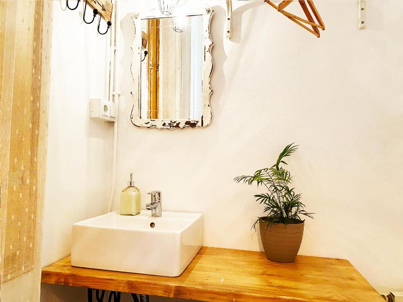 Single Room with Shared Bathroom image 4