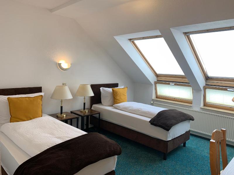 Standard Twin Room image 4