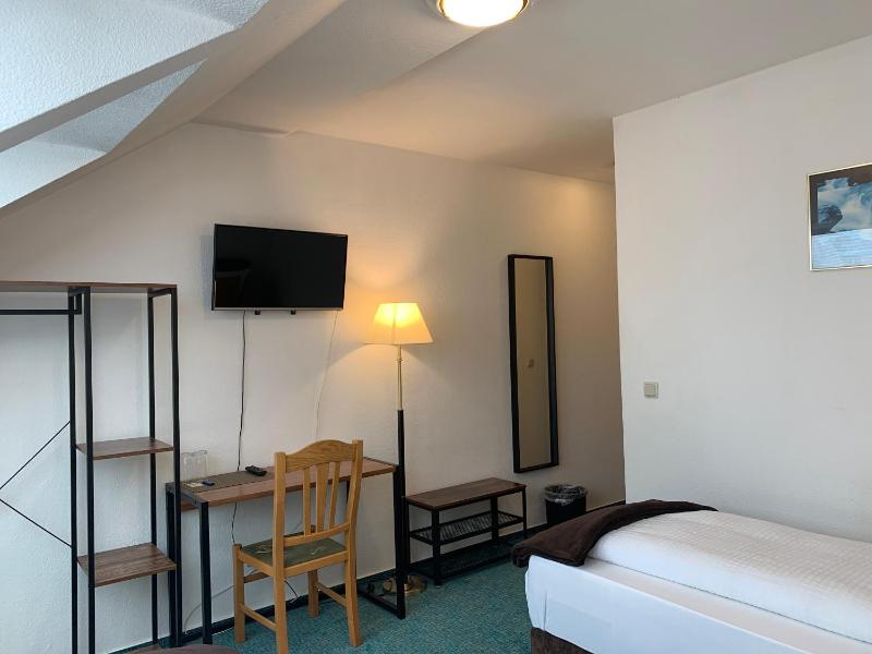 Standard Twin Room image 3