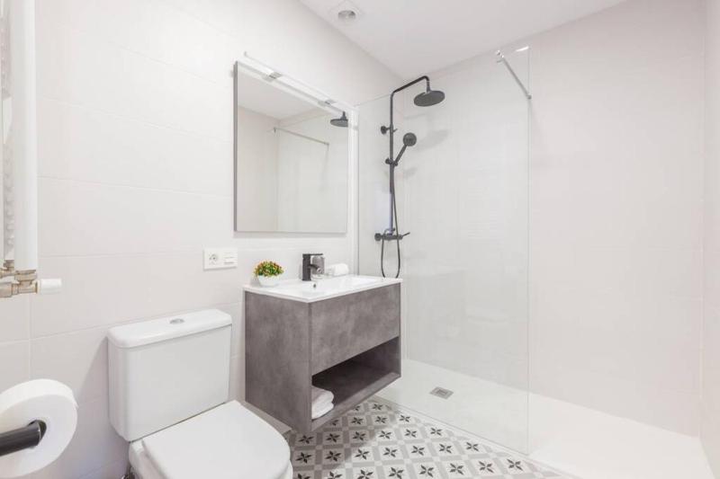 NEW Gorgeous Central Apartment - Beachfront - 3 BD - image 29