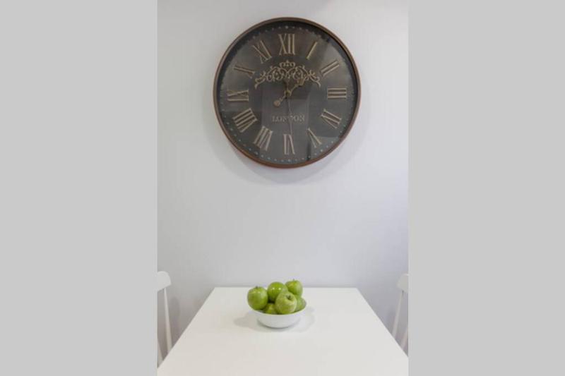NEW Gorgeous Central Apartment - Beachfront - 3 BD - image 4