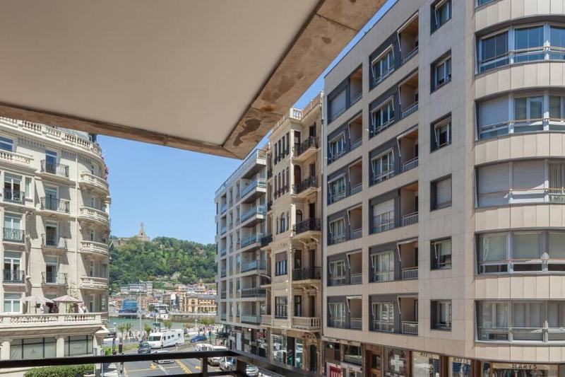 NEW Gorgeous Central Apartment - Beachfront - 3 BD - image 7
