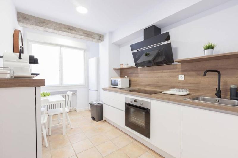 NEW Gorgeous Central Apartment - Beachfront - 3 BD - image 35