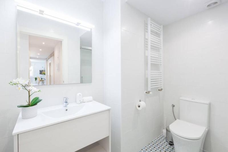 NEW Gorgeous Central Apartment - Beachfront - 3 BD - image 17