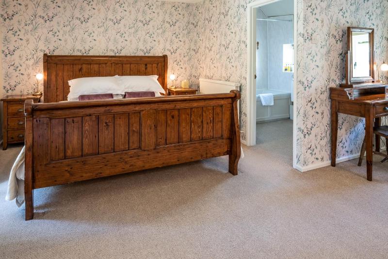 Superior King Room image 4