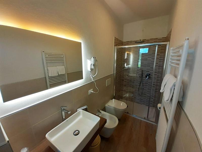 Deluxe Twin Room with Lake View image 3