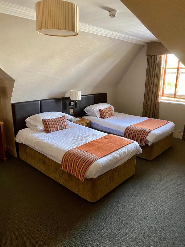 Twin Room with Private Bathroom image 4