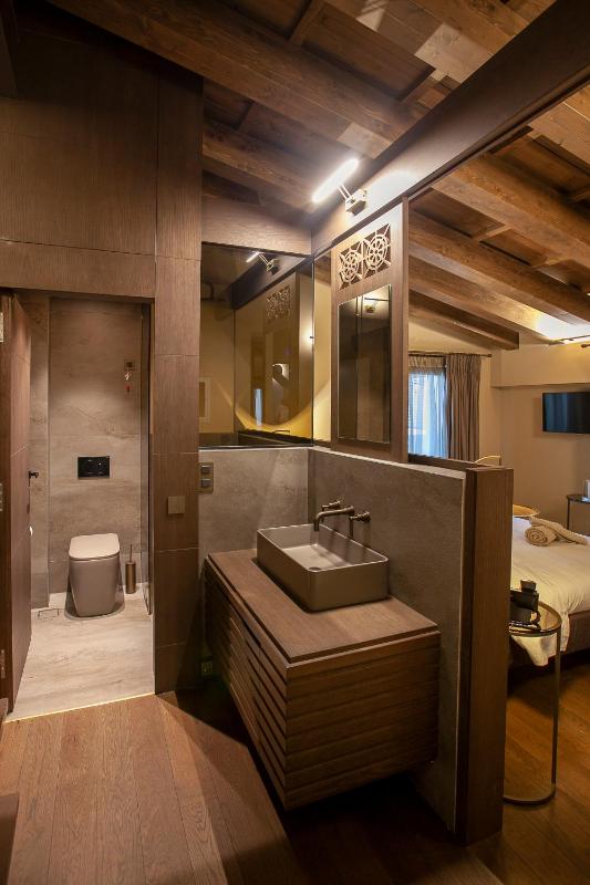Queen Room with Outdoor Hot Tub image 2