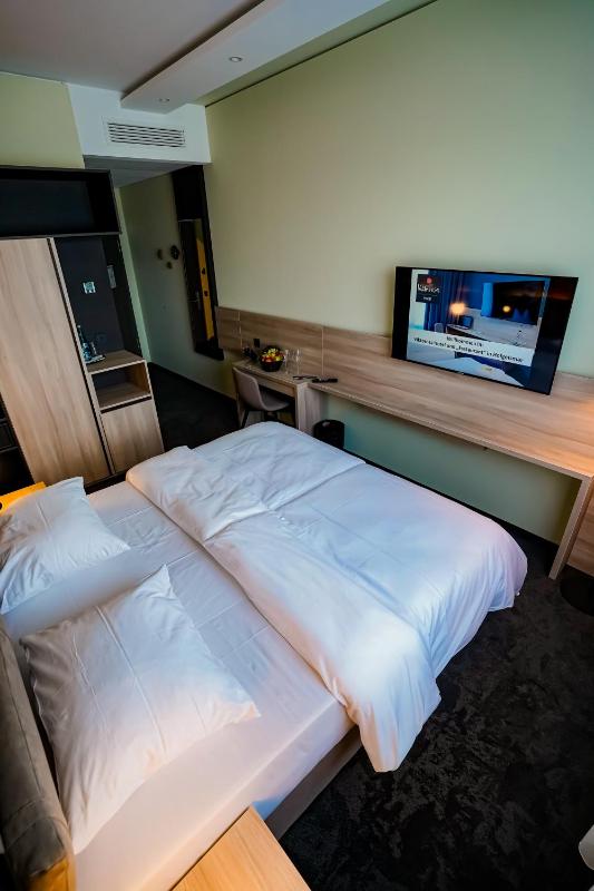Standard Double Room image 3