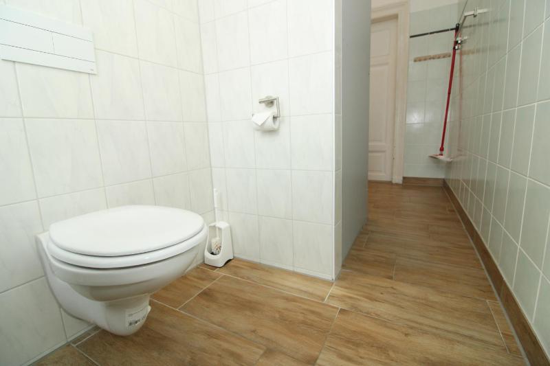 Economy Triple Room image 3