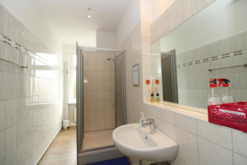 Economy Triple Room image 4