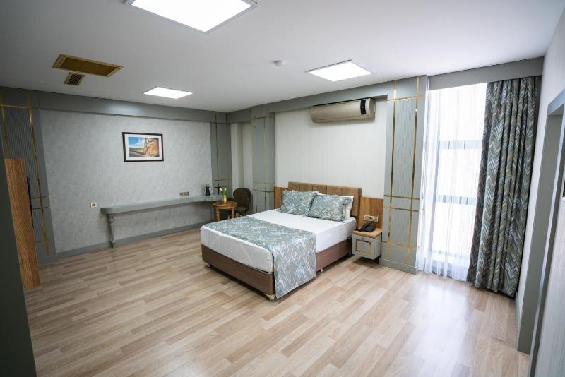 Deluxe Family Room image 2