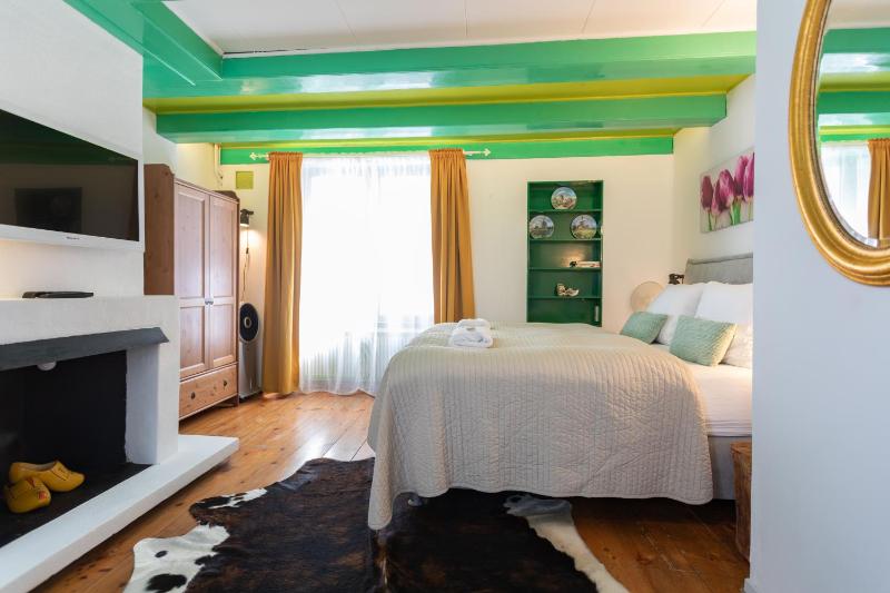 Superior King Room image 3