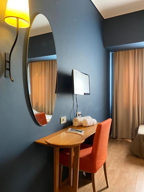 Triple Room with Extra Rollway Bed image 4