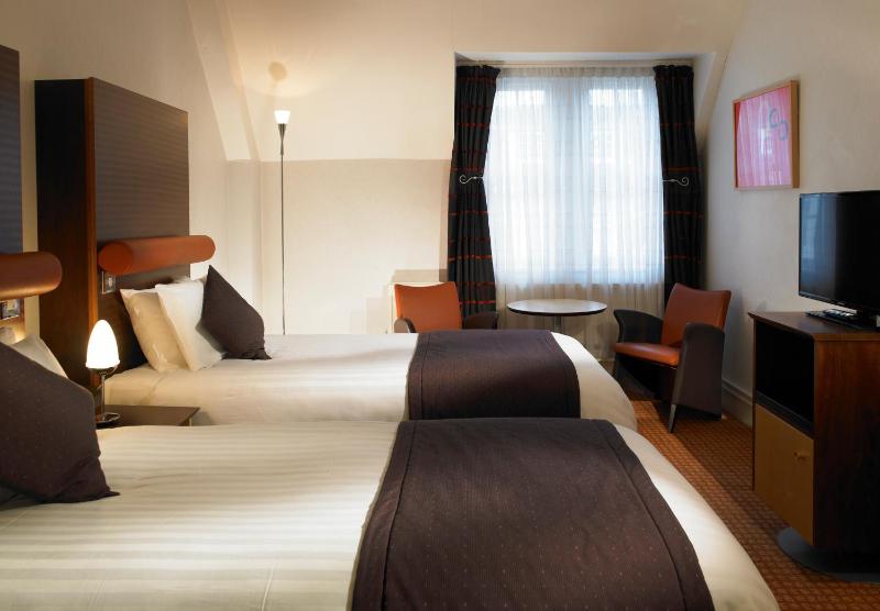 Standard Twin Room image 2