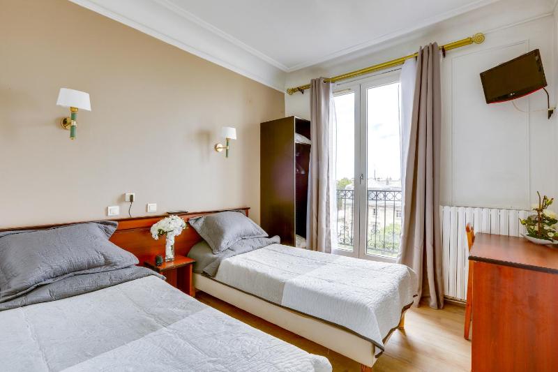 Twin Room image 3