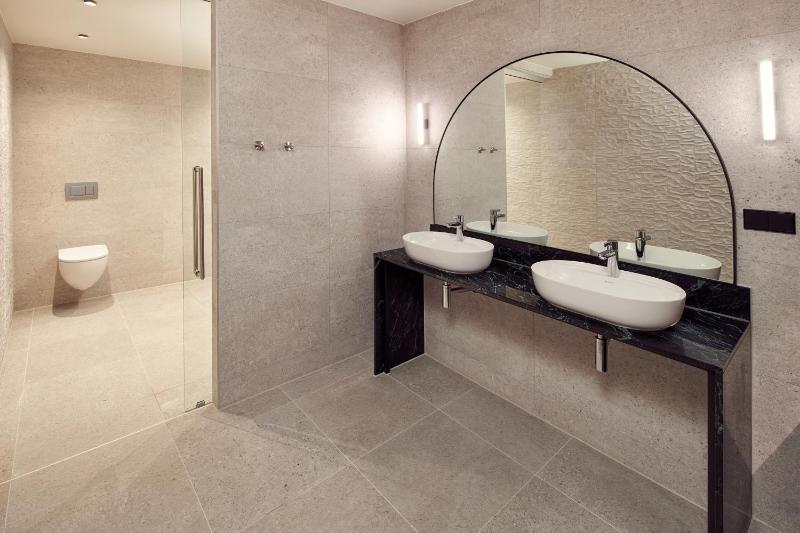 Queen Room - Disability Access image 2