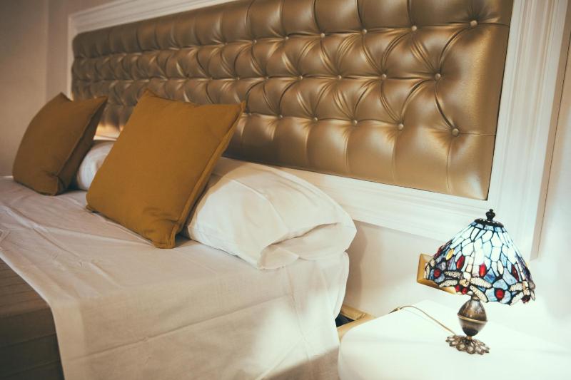 Deluxe Triple Room image 3