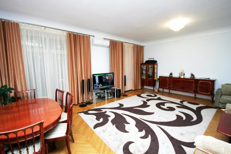 Superior Two-Bedroom Apartment with City View - Khreshchatyk Street 13 image 3