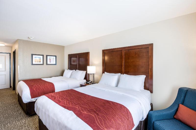 Queen Room with Two Queen Beds - Non-Smoking image 4