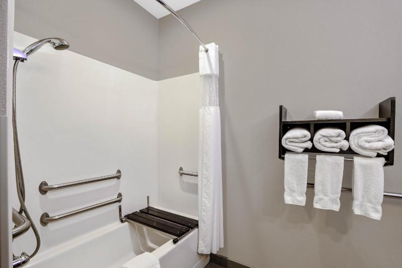 Queen Room with Two Queen Beds - Disability Access image 2