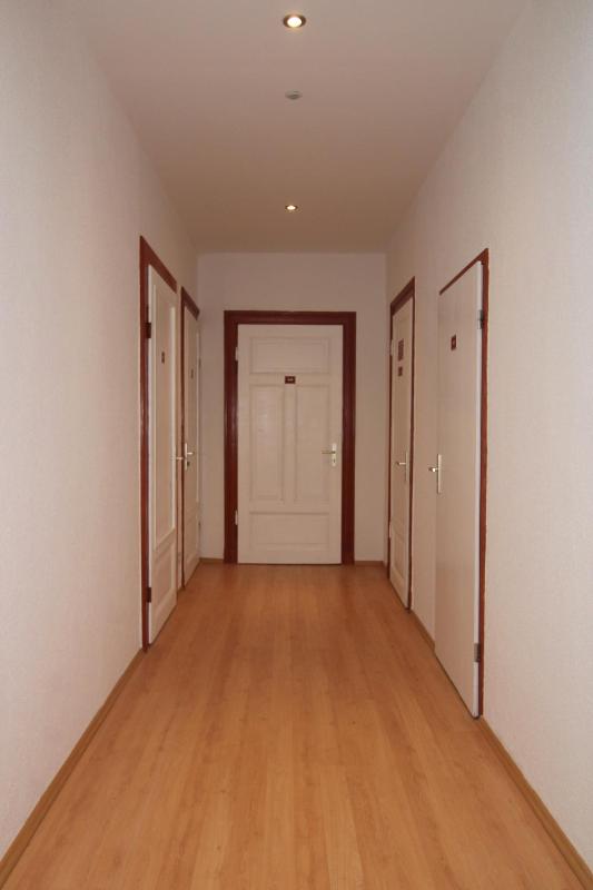 Economy Twin Room image 3