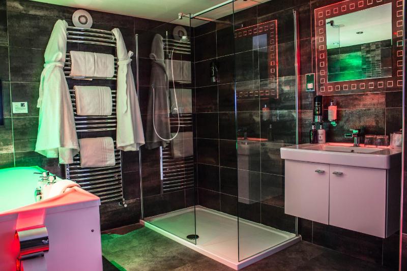 Retreat Suite with Stunning Spa Bathroom image 2